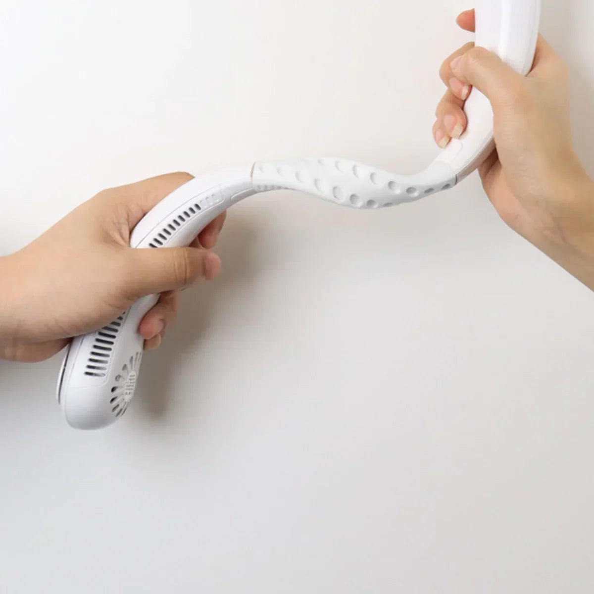 Portable Bladeless Air Cooling Neck Fan. مروحة تبريد للرقبة بدون شفرات محمولة